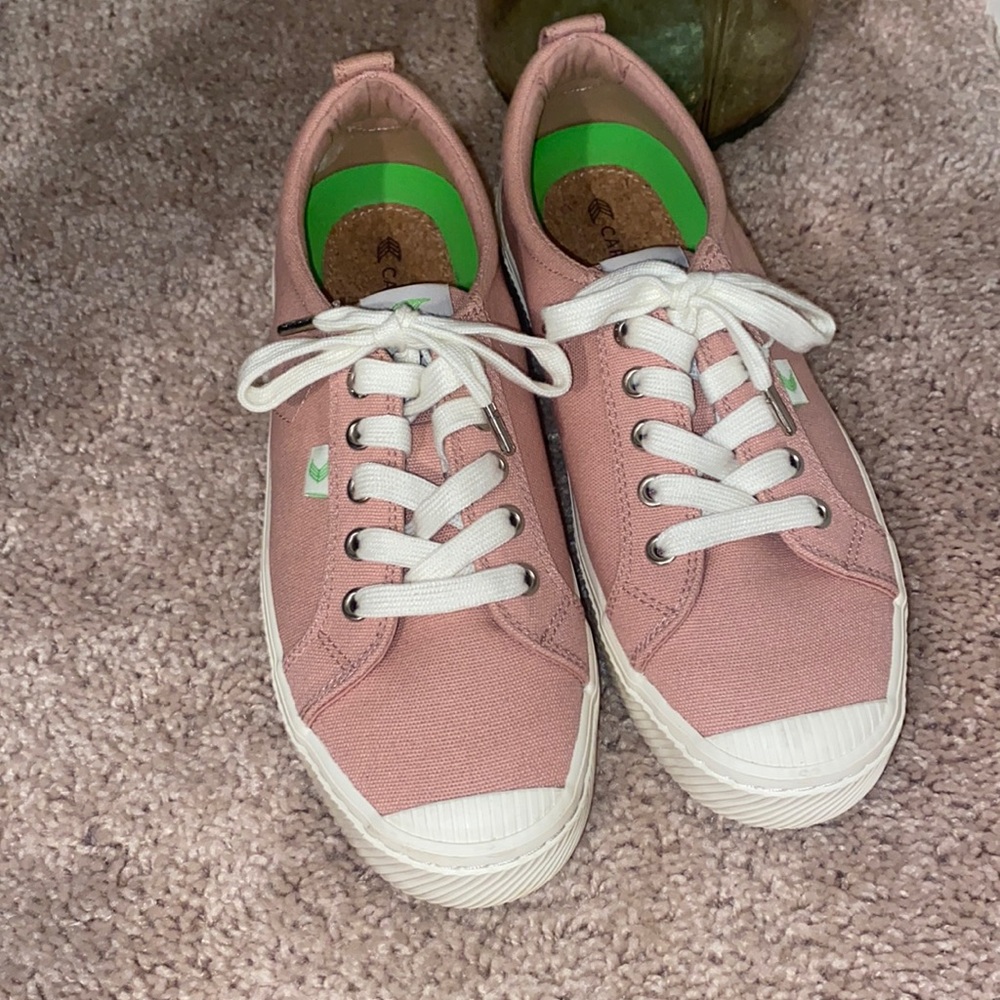 Cariuma - Women’s Sneakers - Pink - Size 8.5